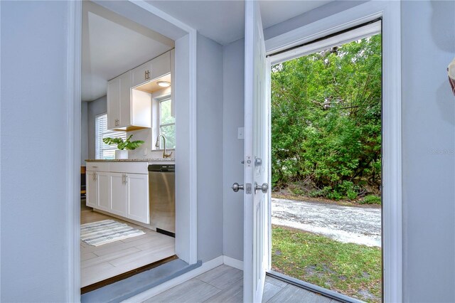 entryway featuring sink