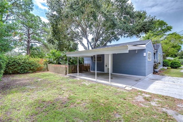 view of front of house featuring a front lawn and a carport