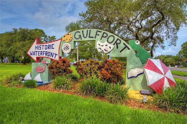 community / neighborhood sign featuring a yard