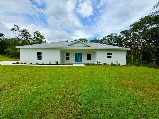 view of front facade featuring a front lawn