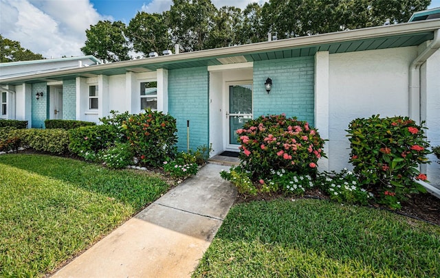 ranch-style home featuring a front lawn