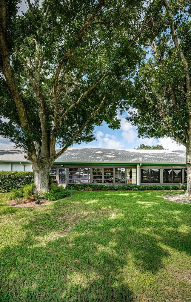 view of front of home featuring a front lawn