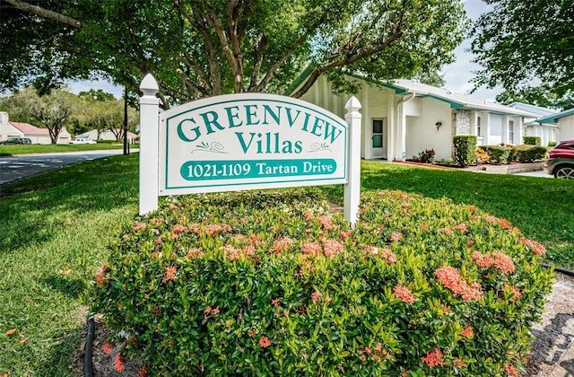 community sign with a yard