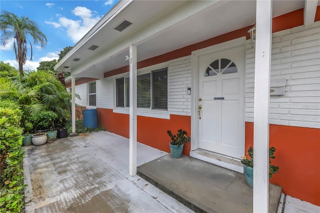 property entrance with covered porch