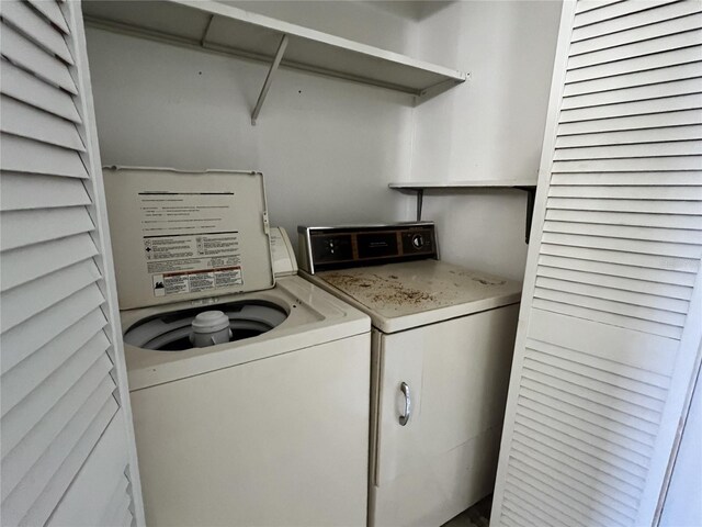 clothes washing area featuring laundry area and washing machine and dryer