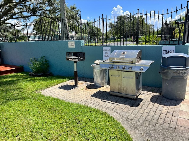 182 114th Ter NE Unit 182, Saint Petersburg, FL 33716 - view of patio / terrace with area for grilling and fence