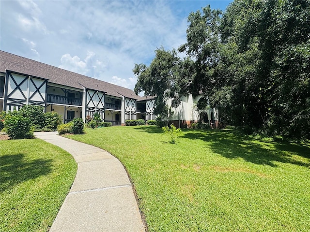 view of property's community featuring a lawn