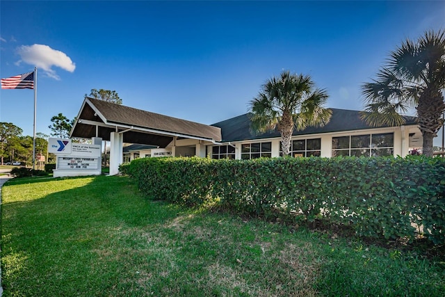 view of front of house with a front lawn