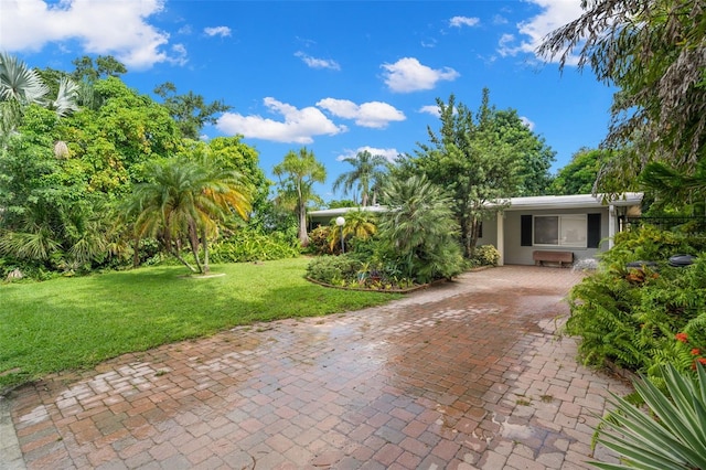 view of front of property with a front yard