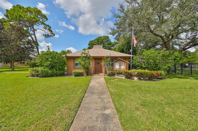 view of front of property featuring a front lawn