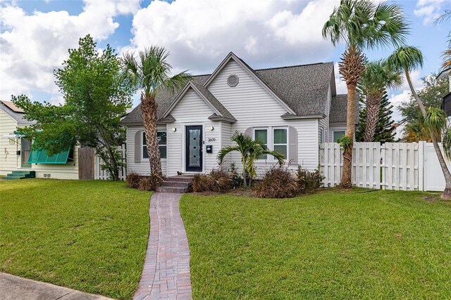 view of front facade featuring a front yard