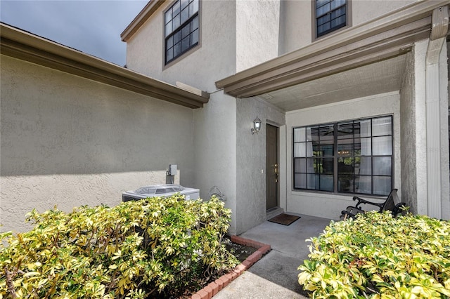 view of exterior entry featuring stucco siding