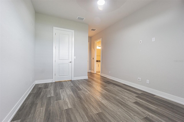 empty room featuring dark hardwood / wood-style floors and ceiling fan