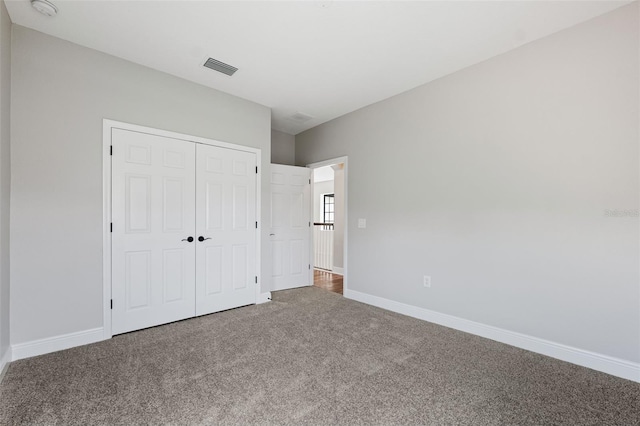 unfurnished bedroom with carpet flooring and a closet