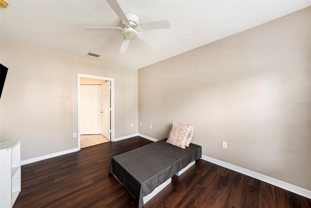 sitting room featuring dark wood-type flooring and ceiling fan