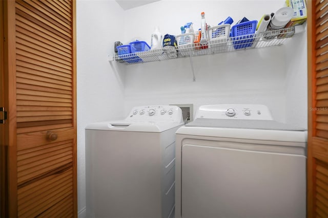 washroom featuring washing machine and clothes dryer