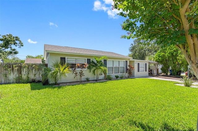 view of front of home featuring stucco siding, fence, and a front yard