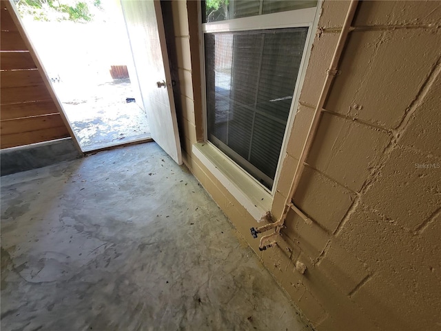 bathroom with unfinished concrete floors