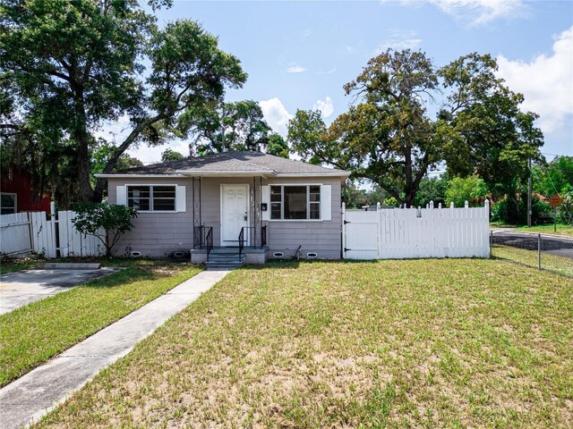 view of front of property with a front yard