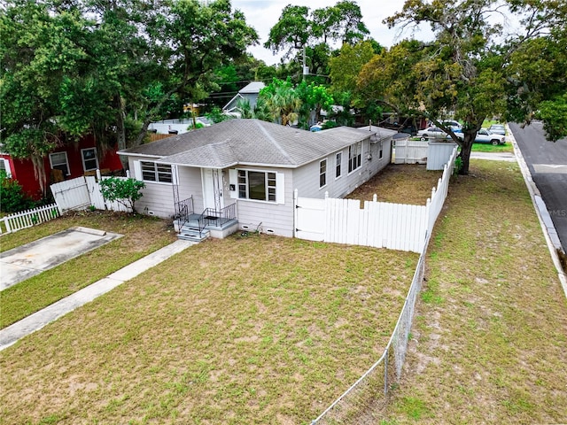 view of front of property featuring a front yard