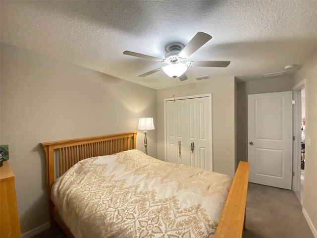 bedroom featuring carpet flooring, ceiling fan, a textured ceiling, and a closet