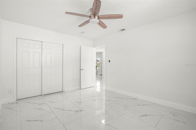 unfurnished bedroom featuring ceiling fan and a closet