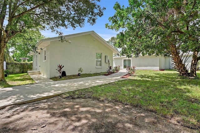 view of front of house featuring a front lawn