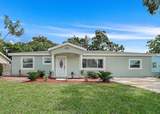 single story home featuring a front lawn