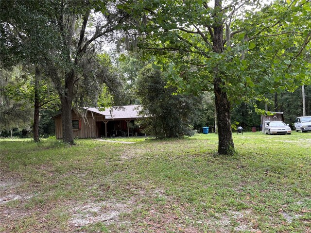 view of yard featuring an outbuilding