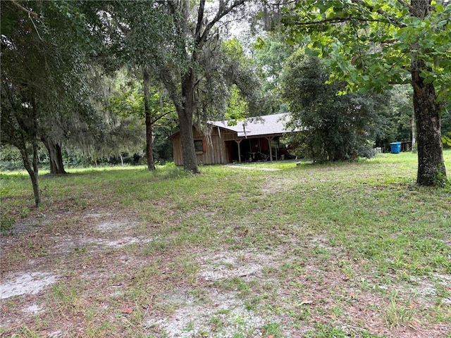 view of yard with an outdoor structure