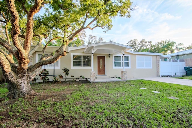 single story home with a front yard