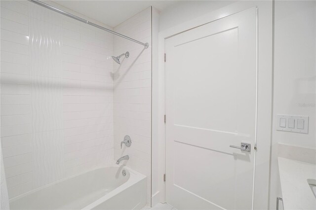 bathroom with tiled shower / bath