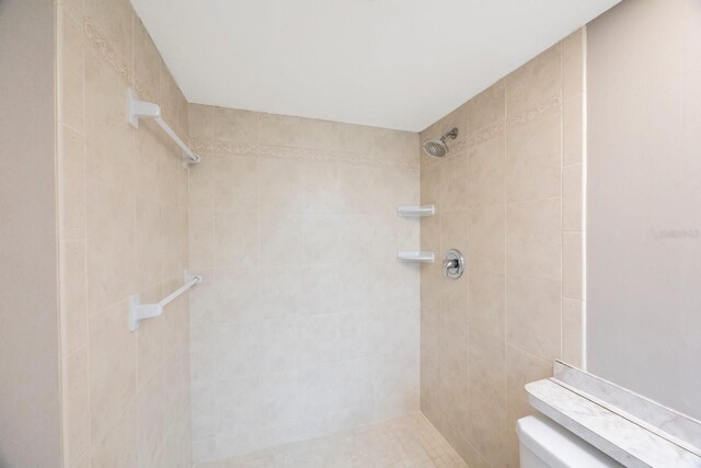 bathroom featuring a tile shower