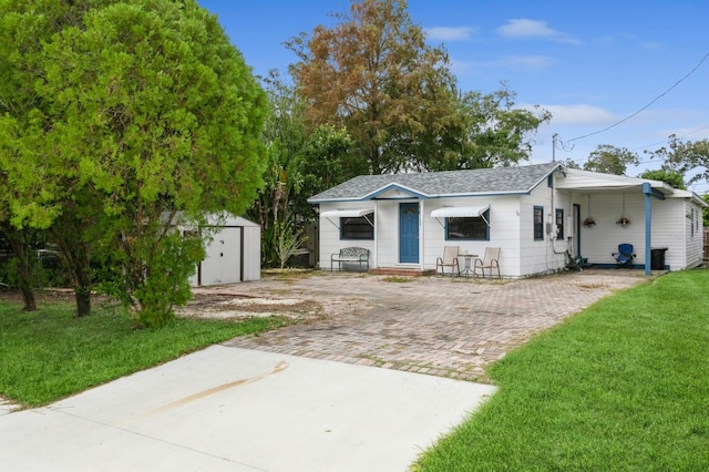 ranch-style house featuring a front yard