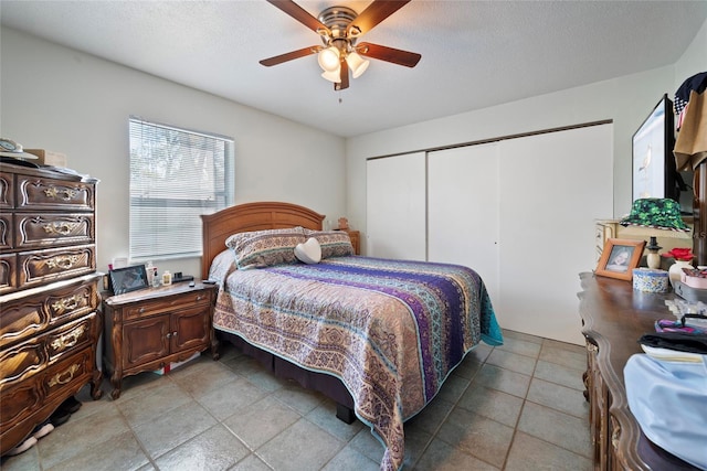 bedroom featuring a textured ceiling, a closet, and ceiling fan