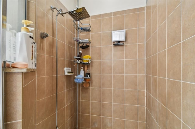 bathroom featuring tiled shower