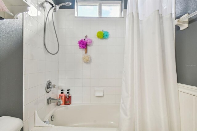 full bathroom featuring toilet and shower / tub combo