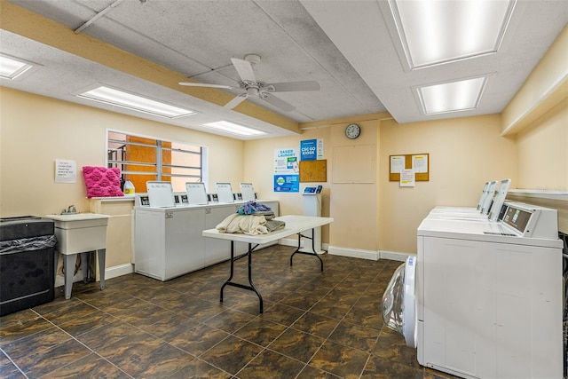 laundry room featuring washer and clothes dryer and ceiling fan