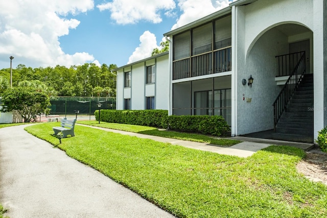 view of property's community featuring a yard