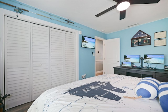 bedroom with ceiling fan, a closet, wood finished floors, and visible vents