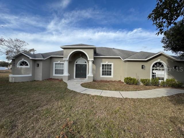 single story home with a front lawn