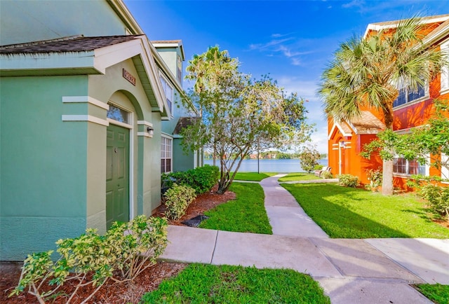 view of yard featuring a water view