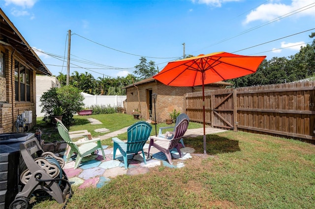 view of yard featuring a patio area