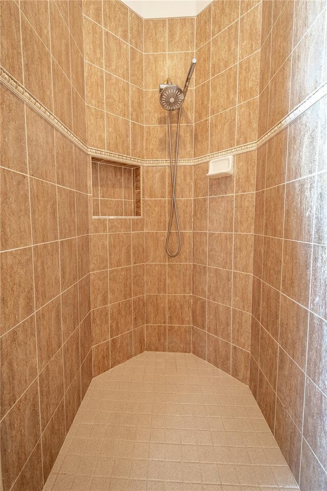 bathroom featuring a tile shower