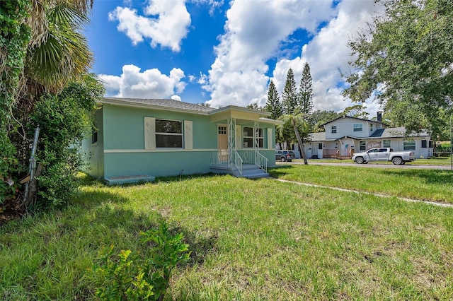 view of front of home featuring a front lawn