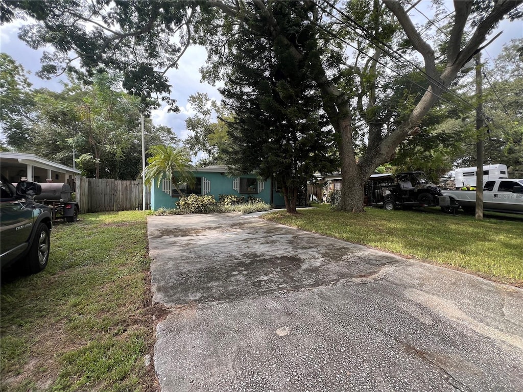 view of front of house featuring a front yard