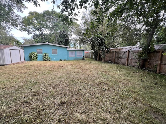 view of yard featuring a storage unit