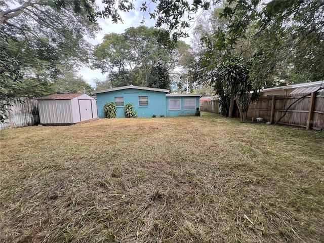 view of yard with a storage unit