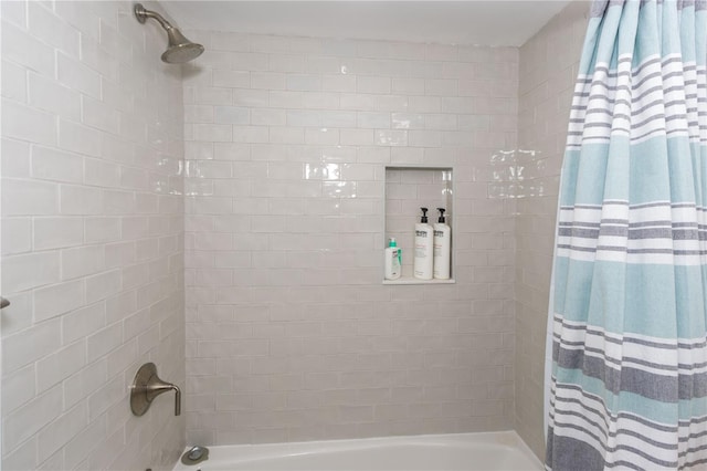 bathroom with shower / bath combo