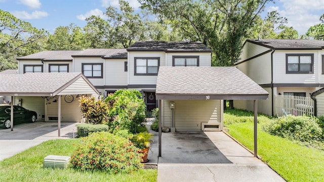 townhome / multi-family property featuring a front lawn